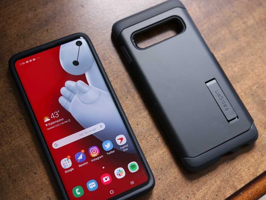 Spigen Rugged Armor Galaxy S10e case